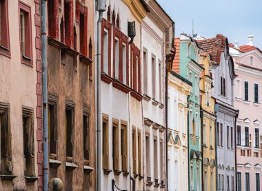 Pardubice, Çek Cumhuriyeti - Mart 12023: Bulutlu havada tarihi şehir merkezi, HDR Görüntü