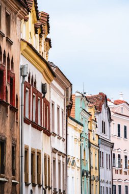 Pardubice, Çek Cumhuriyeti - Mart 12023: Bulutlu havada tarihi şehir merkezi, HDR Görüntü