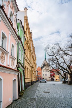 Pardubice, Çek Cumhuriyeti - Mart 12023: Bulutlu havada tarihi şehir merkezi, HDR Görüntü