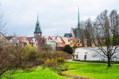Pardubice, Çek Cumhuriyeti - Mart 12023: Bulutlu havada tarihi şehir merkezi, HDR Görüntü