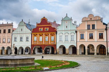 Telc, Çek Cumhuriyeti - Mart 12023: Bulutlu havada tarihi kent merkezi, HDR Görüntü