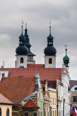 Telc, Çek Cumhuriyeti - Mart 12023: Bulutlu havada tarihi kent merkezi, HDR Görüntü