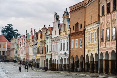 Telc, Çek Cumhuriyeti - Mart 12023: Bulutlu havada tarihi kent merkezi, HDR Görüntü