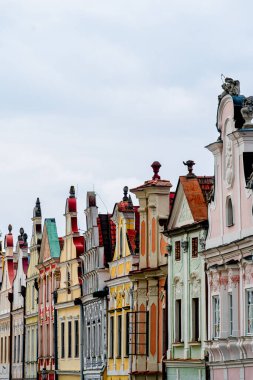 Telc, Çek Cumhuriyeti - Mart 12023: Bulutlu havada tarihi kent merkezi, HDR Görüntü