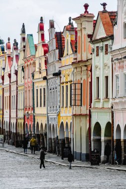 Telc, Çek Cumhuriyeti - Mart 12023: Bulutlu havada tarihi kent merkezi, HDR Görüntü