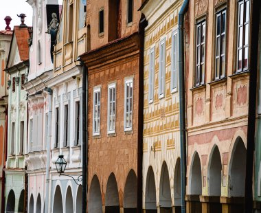 Telc, Çek Cumhuriyeti - Mart 12023: Bulutlu havada tarihi kent merkezi, HDR Görüntü