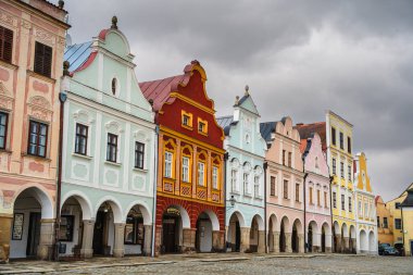 Telc, Çek Cumhuriyeti - Mart 12023: Bulutlu havada tarihi kent merkezi, HDR Görüntü