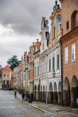 Telc, Çek Cumhuriyeti - Mart 12023: Bulutlu havada tarihi kent merkezi, HDR Görüntü