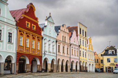 Telc, Çek Cumhuriyeti - Mart 12023: Bulutlu havada tarihi kent merkezi, HDR Görüntü