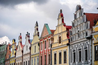 Telc, Çek Cumhuriyeti - Mart 12023: Bulutlu havada tarihi kent merkezi, HDR Görüntü