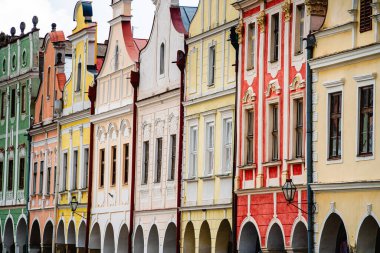 Telc, Çek Cumhuriyeti - Mart 12023: Bulutlu havada tarihi kent merkezi, HDR Görüntü