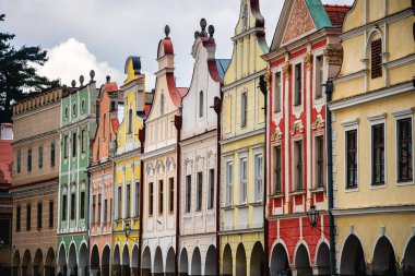 Telc, Çek Cumhuriyeti - Mart 12023: Bulutlu havada tarihi kent merkezi, HDR Görüntü