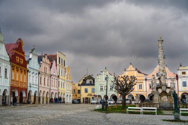 Telc, Çek Cumhuriyeti - Mart 12023: Bulutlu havada tarihi kent merkezi, HDR Görüntü