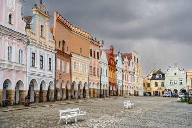 Telc, Çek Cumhuriyeti - Mart 12023: Bulutlu havada tarihi kent merkezi, HDR Görüntü