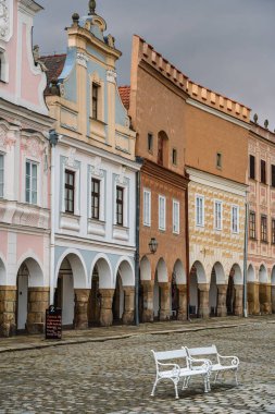 Telc, Çek Cumhuriyeti - Mart 12023: Bulutlu havada tarihi kent merkezi, HDR Görüntü
