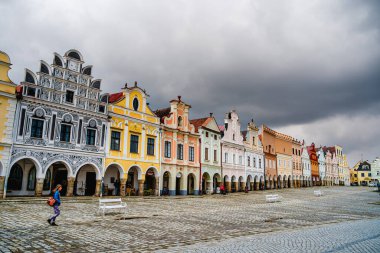 Telc, Çek Cumhuriyeti - Mart 12023: Bulutlu havada tarihi kent merkezi, HDR Görüntü