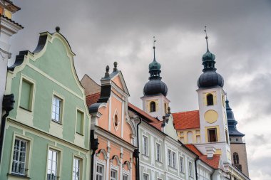 Telc, Çek Cumhuriyeti - Mart 12023: Bulutlu havada tarihi kent merkezi, HDR Görüntü