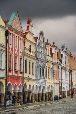 Telc, Çek Cumhuriyeti - Mart 12023: Bulutlu havada tarihi kent merkezi, HDR Görüntü