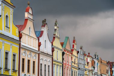 Telc, Çek Cumhuriyeti - Mart 12023: Bulutlu havada tarihi kent merkezi, HDR Görüntü