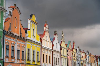 Telc, Çek Cumhuriyeti - Mart 12023: Bulutlu havada tarihi kent merkezi, HDR Görüntü