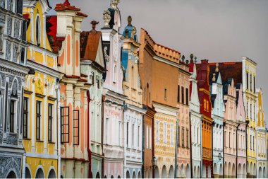 Telc, Çek Cumhuriyeti - Mart 12023: Bulutlu havada tarihi kent merkezi, HDR Görüntü