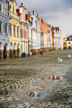 Telc, Çek Cumhuriyeti - Mart 12023: Bulutlu havada tarihi kent merkezi, HDR Görüntü