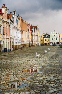 Telc, Çek Cumhuriyeti - Mart 12023: Bulutlu havada tarihi kent merkezi, HDR Görüntü