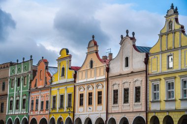 Telc, Çek Cumhuriyeti - Mart 12023: Bulutlu havada tarihi kent merkezi, HDR Görüntü