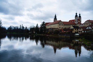 Telc, Çek Cumhuriyeti - Mart 12023: Bulutlu havada tarihi kent merkezi, HDR Görüntü