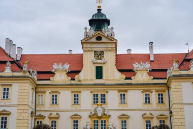 Valtice, Çek Cumhuriyeti - Mart 12023: Bulutlu havada tarihi kale, HDR Görüntü