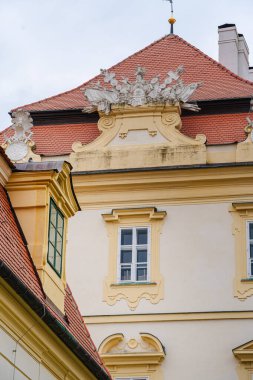 Valtice, Çek Cumhuriyeti - Mart 12023: Bulutlu havada tarihi kale, HDR Görüntü