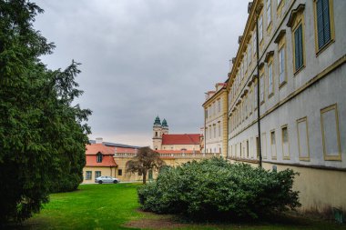 Valtice, Çek Cumhuriyeti - Mart 12023: Bulutlu havada tarihi kale, HDR Görüntü
