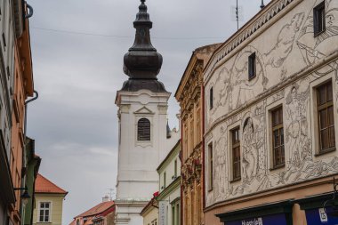 Znojmo, Çek Cumhuriyeti - Mart 12023: Bulutlu havada tarihi şehir merkezi