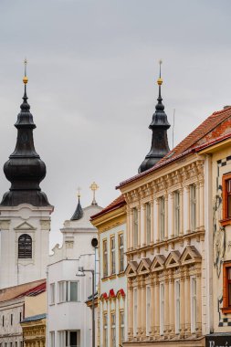 Znojmo, Çek Cumhuriyeti - Mart 12023: Bulutlu havada tarihi şehir merkezi