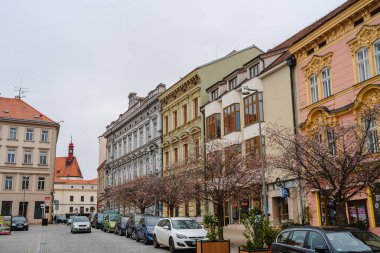 Znojmo, Çek Cumhuriyeti - Mart 12023: Bulutlu havada tarihi şehir merkezi