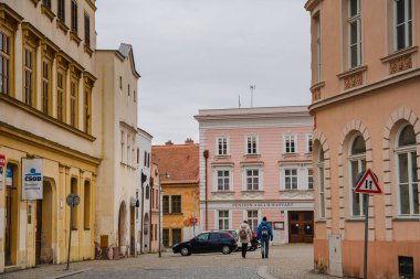 Znojmo, Çek Cumhuriyeti - Mart 12023: Bulutlu havada tarihi şehir merkezi