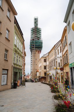 Znojmo, Çek Cumhuriyeti - Mart 12023: Bulutlu havada tarihi şehir merkezi