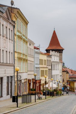 Znojmo, Çek Cumhuriyeti - Mart 12023: Bulutlu havada tarihi şehir merkezi