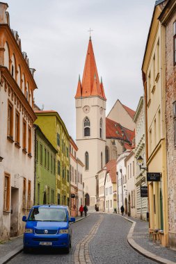 Znojmo, Çek Cumhuriyeti - Mart 12023: Bulutlu havada tarihi şehir merkezi