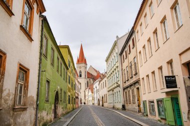 Znojmo, Çek Cumhuriyeti - Mart 12023: Bulutlu havada tarihi şehir merkezi
