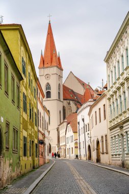 Znojmo, Çek Cumhuriyeti - Mart 12023: Bulutlu havada tarihi şehir merkezi