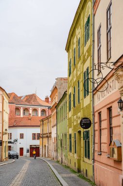 Znojmo, Çek Cumhuriyeti - Mart 12023: Bulutlu havada tarihi şehir merkezi