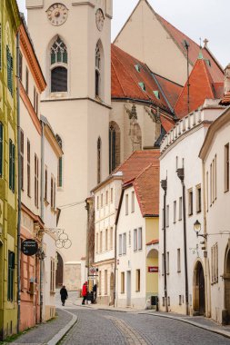 Znojmo, Çek Cumhuriyeti - Mart 12023: Bulutlu havada tarihi şehir merkezi