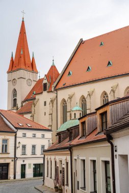 Znojmo, Çek Cumhuriyeti - Mart 12023: Bulutlu havada tarihi şehir merkezi