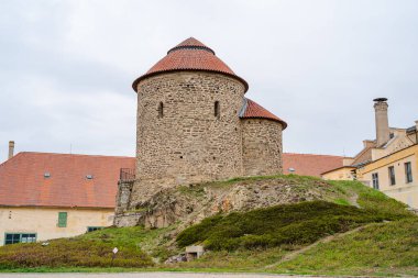 Znojmo, Çek Cumhuriyeti - Mart 12023: Bulutlu havada tarihi şehir merkezi