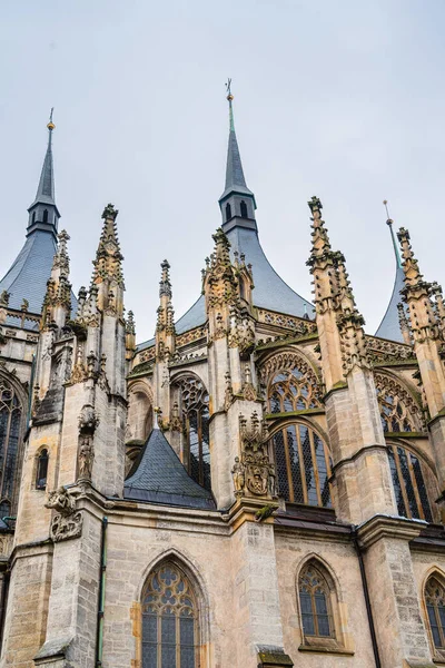 Kutna Hora, Çek Cumhuriyeti - Mart 12023: Bulutlu havada tarihi şehir merkezi, HDR Görüntü