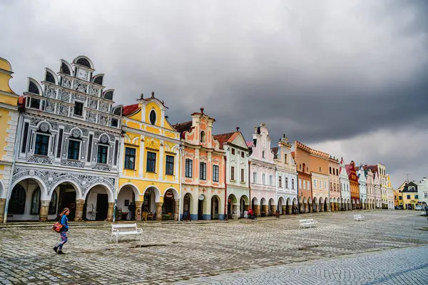 Telc, Çek Cumhuriyeti - Mart 12023: Bulutlu havada tarihi kent merkezi, HDR Görüntü