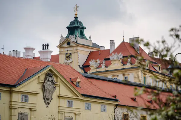 Валтице Чехия Марта 2023 Года Исторический Замок Облачной Погоде Изображение — стоковое фото