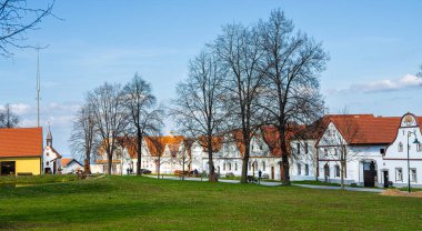 Holasovice, Çek Cumhuriyeti - Mart 12023: Güneşli havada tarihi köy, HDR Görüntü