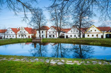 Holasovice, Çek Cumhuriyeti - Mart 12023: Güneşli havada tarihi köy, HDR Görüntü